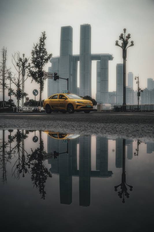 城市倒影中的黃色出租車