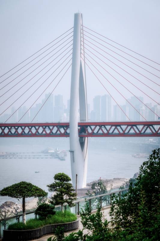 現(xiàn)代橋梁與城市天際線