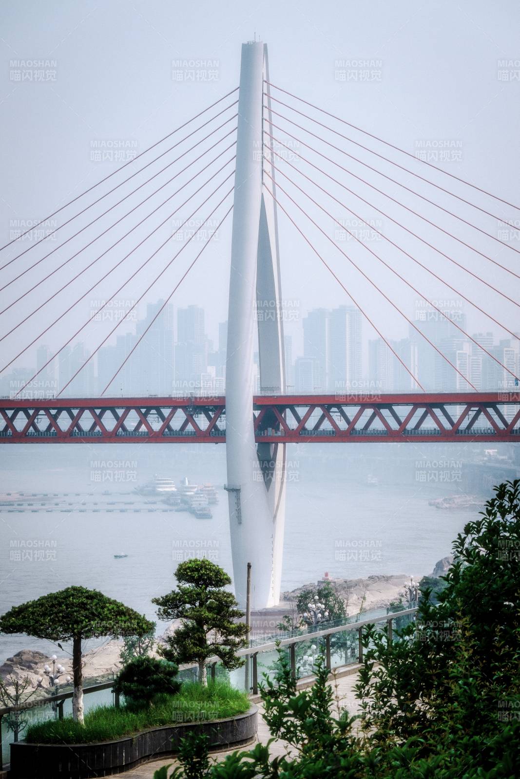 現(xiàn)代橋梁與城市天際線