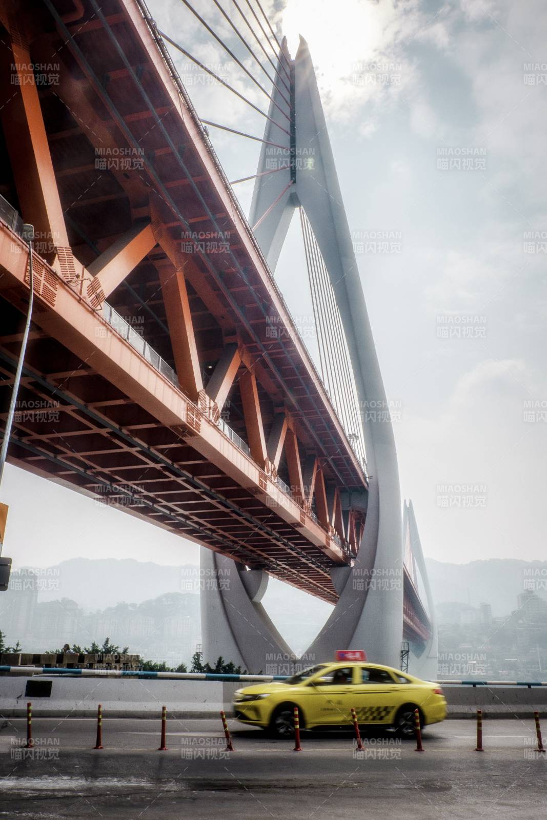 橋下黃色出租車
