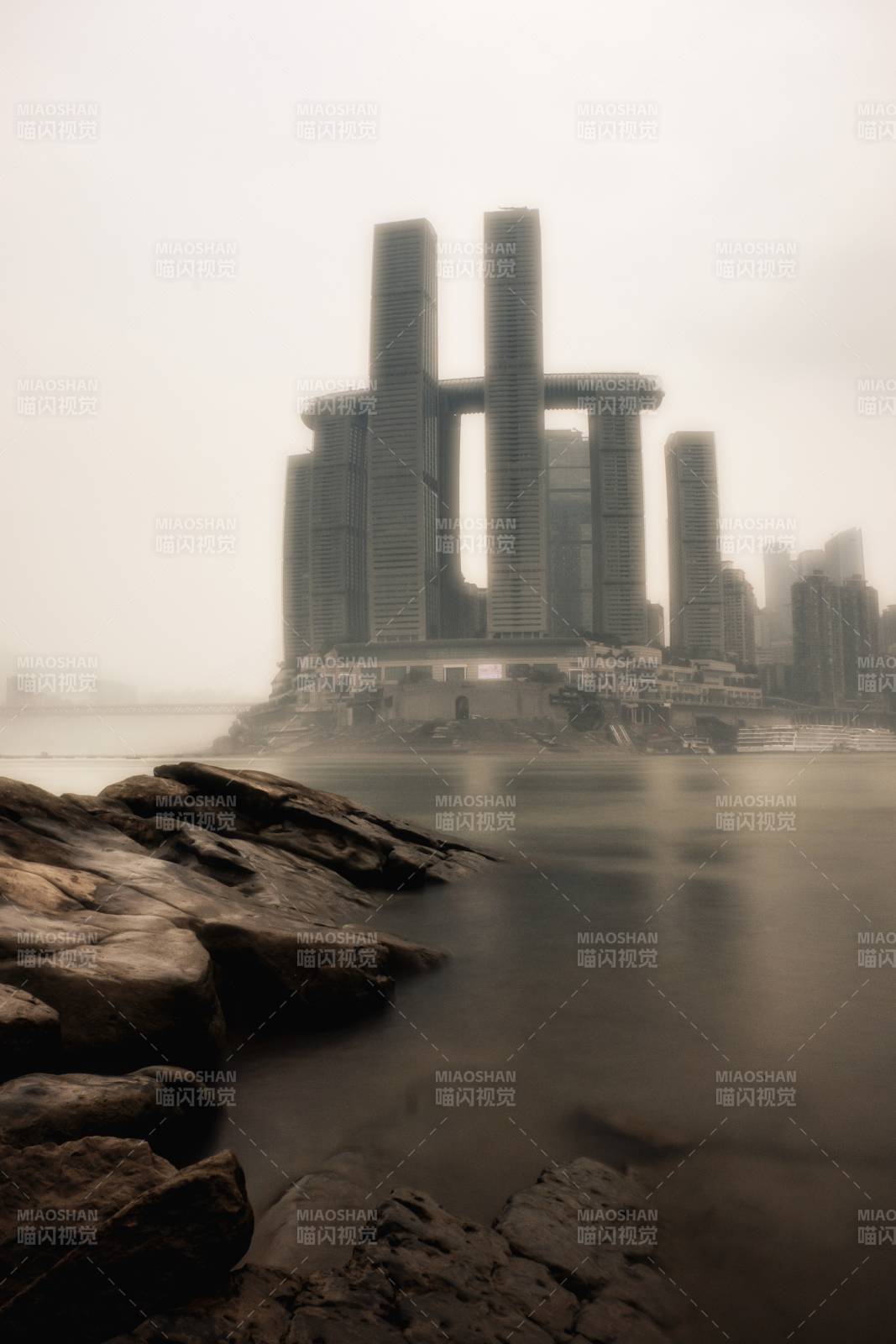 霧中城市天際線