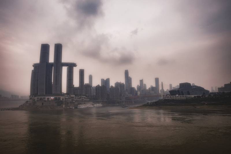 霧中城市天際線