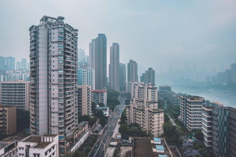 城市高樓與江景