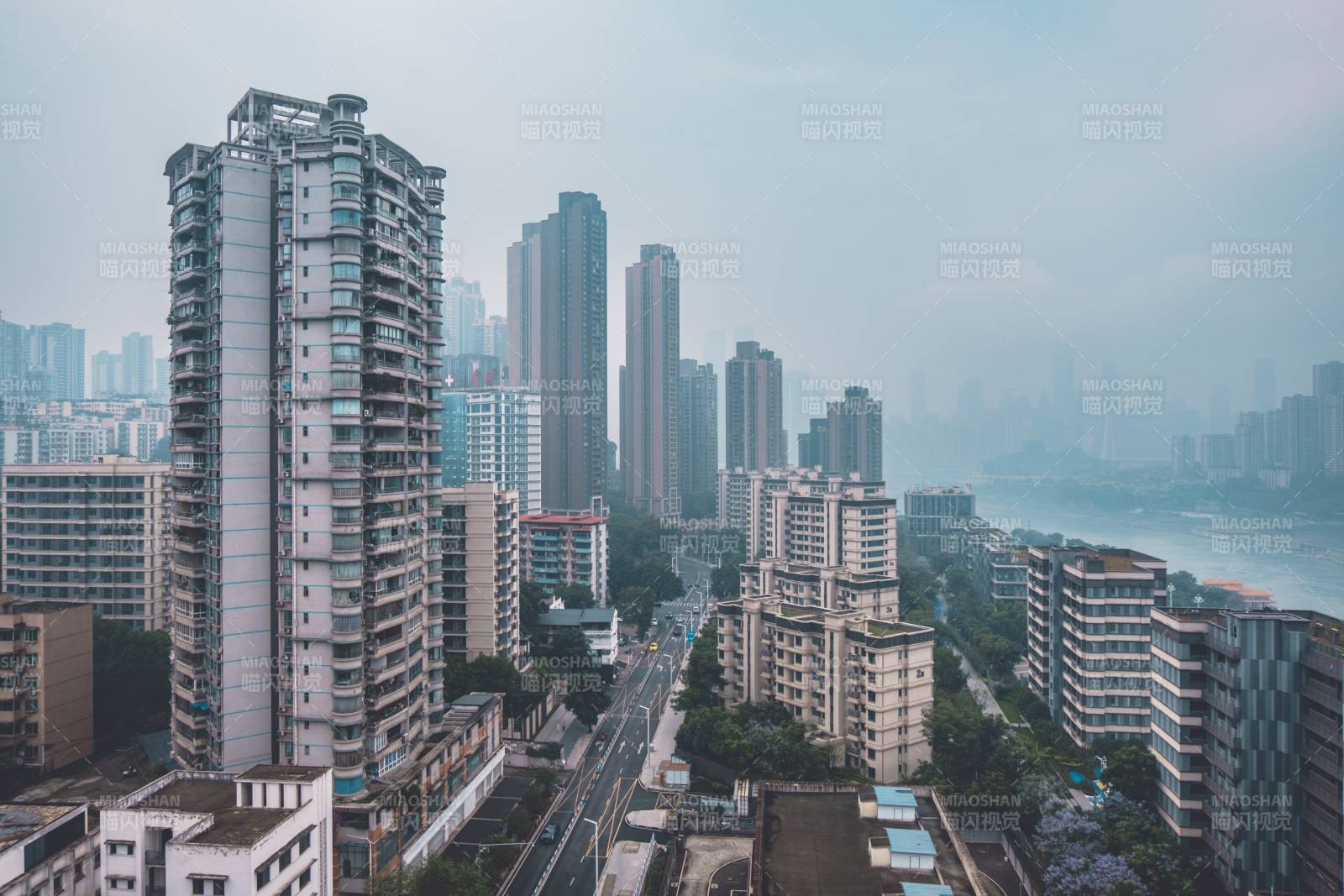 城市高樓與江景