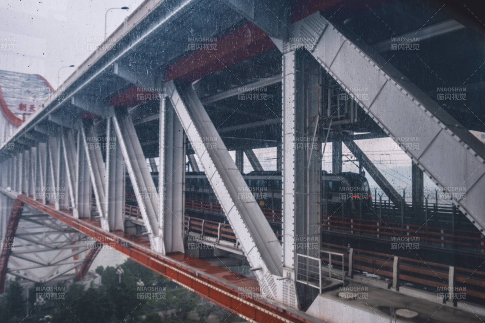 雨中鋼鐵大橋