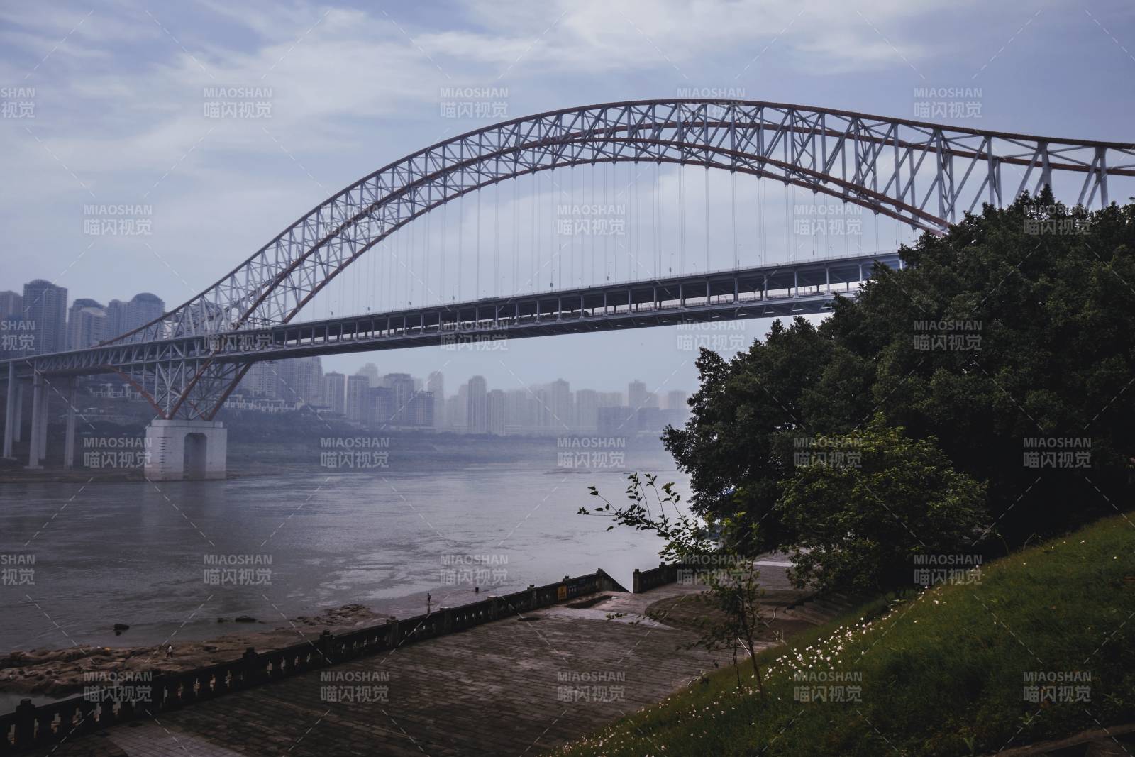 江畔拱橋