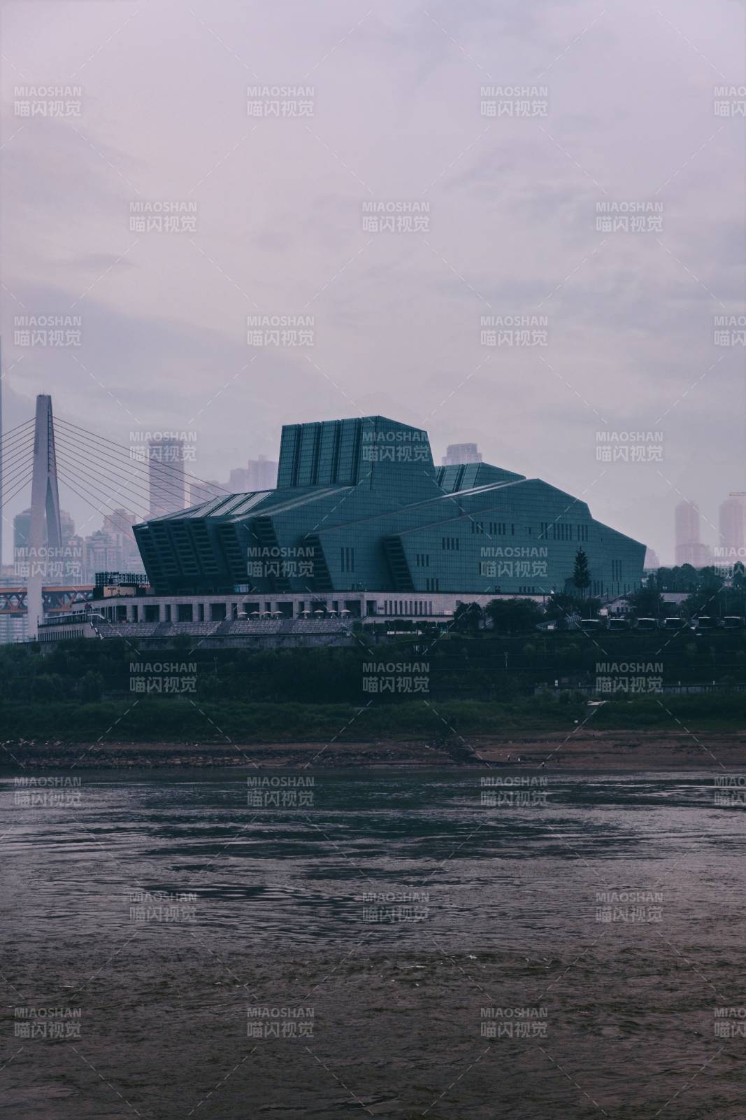 江畔現(xiàn)代建筑