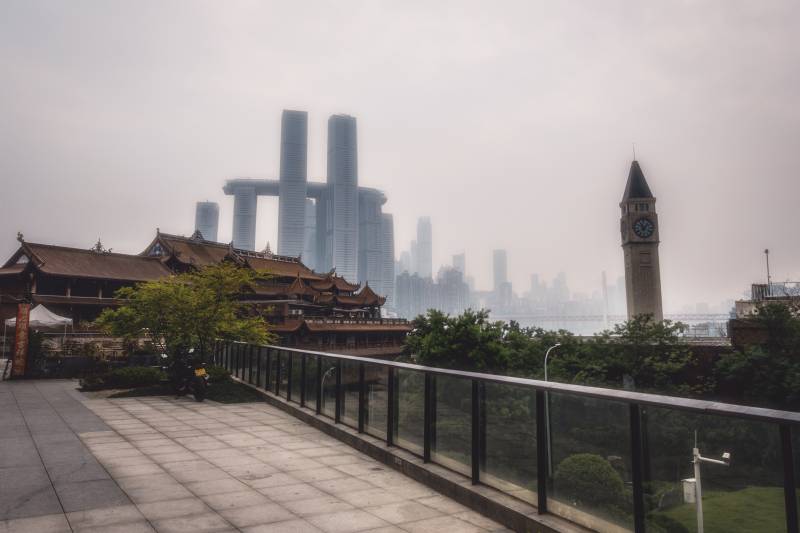 雾中城市与古塔
