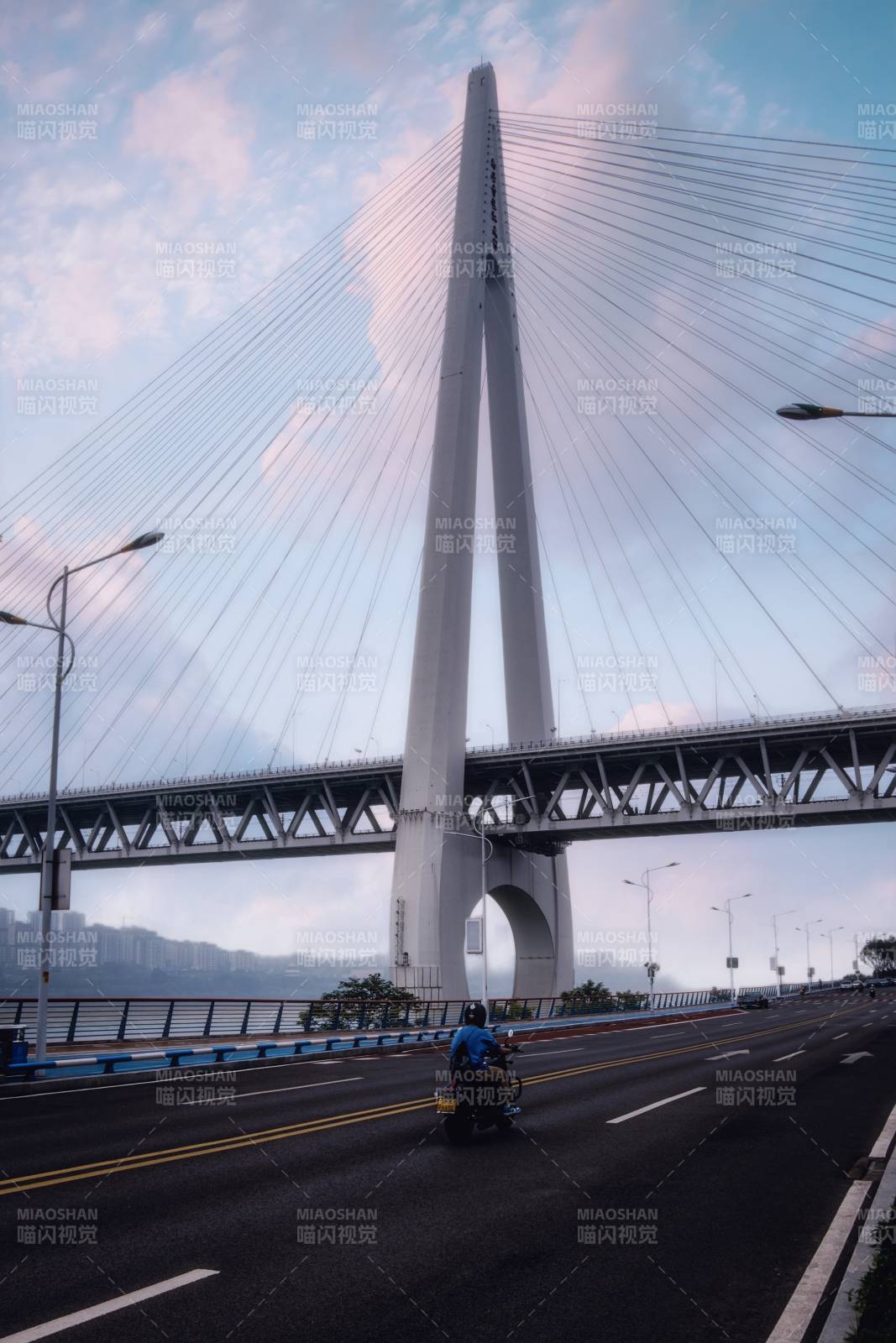 騎車穿越大橋