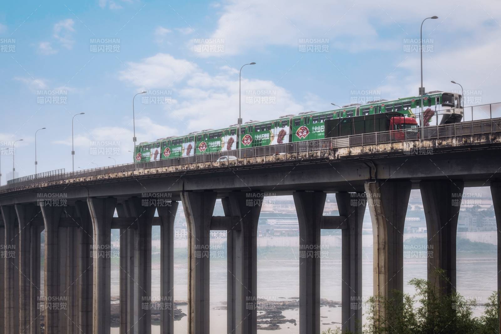 高架橋上的綠色列車