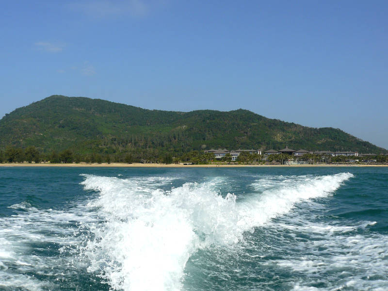 快艇尾波与海岸线