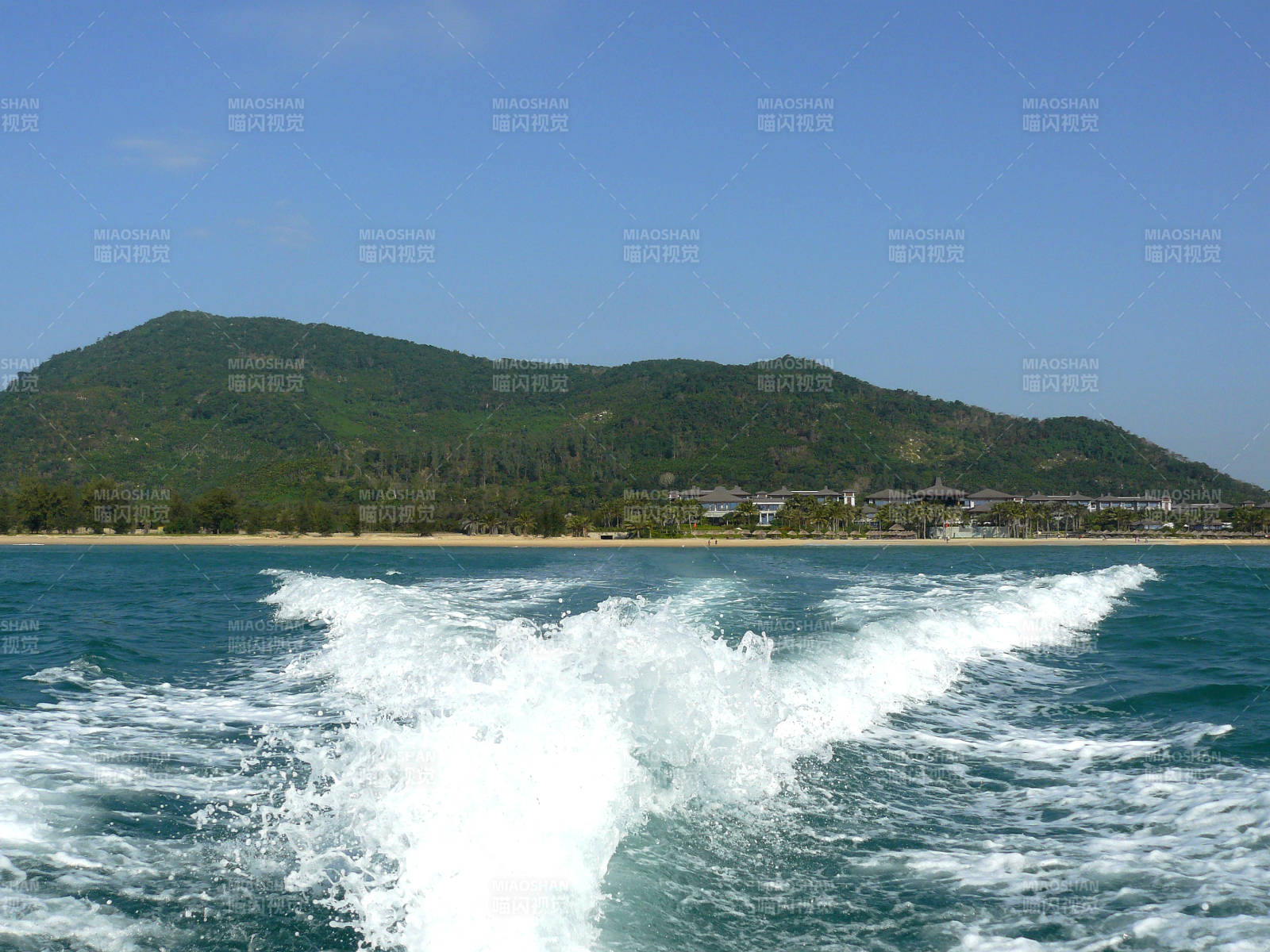 快艇尾波與海岸線