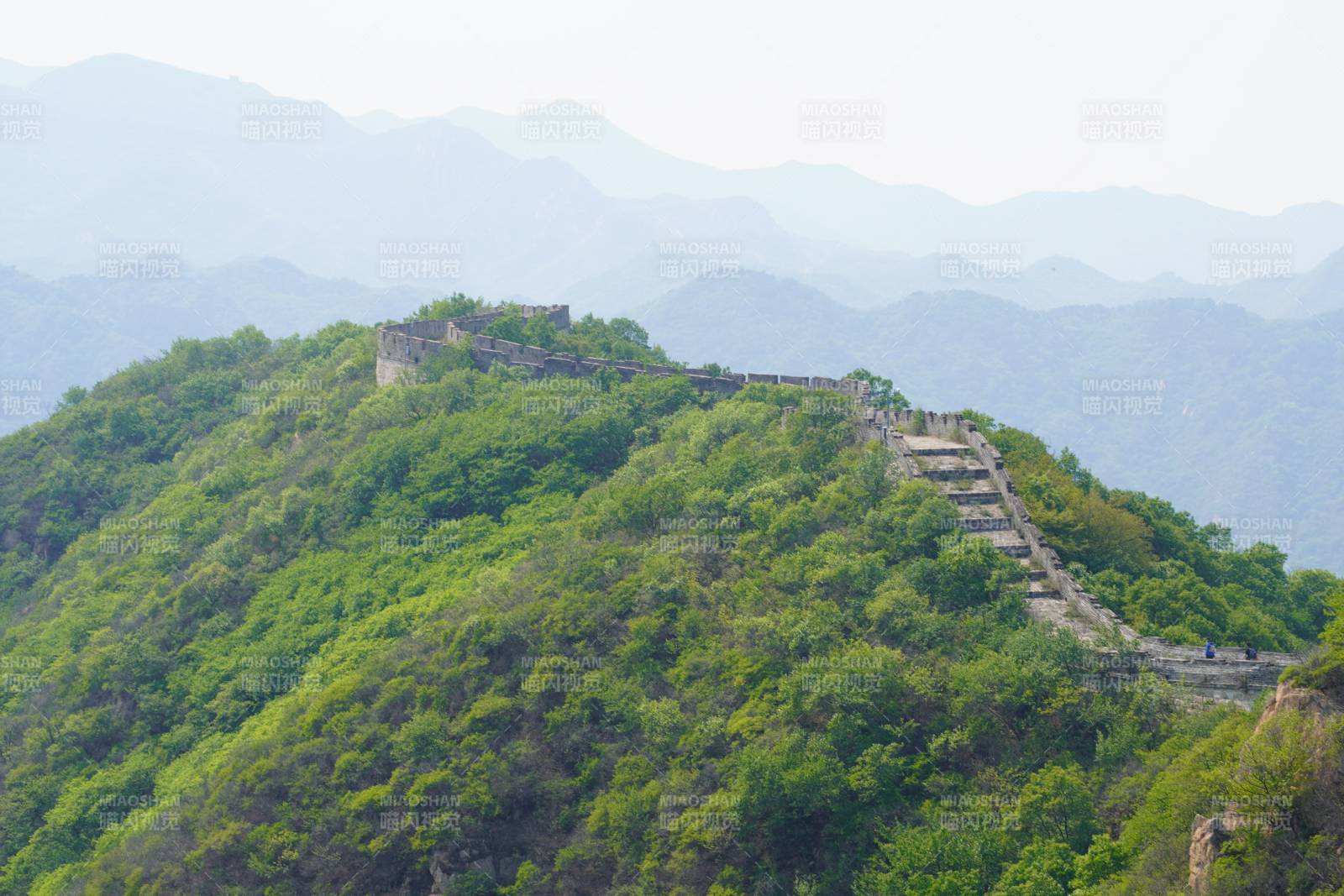 長城蜿蜒于青山之間