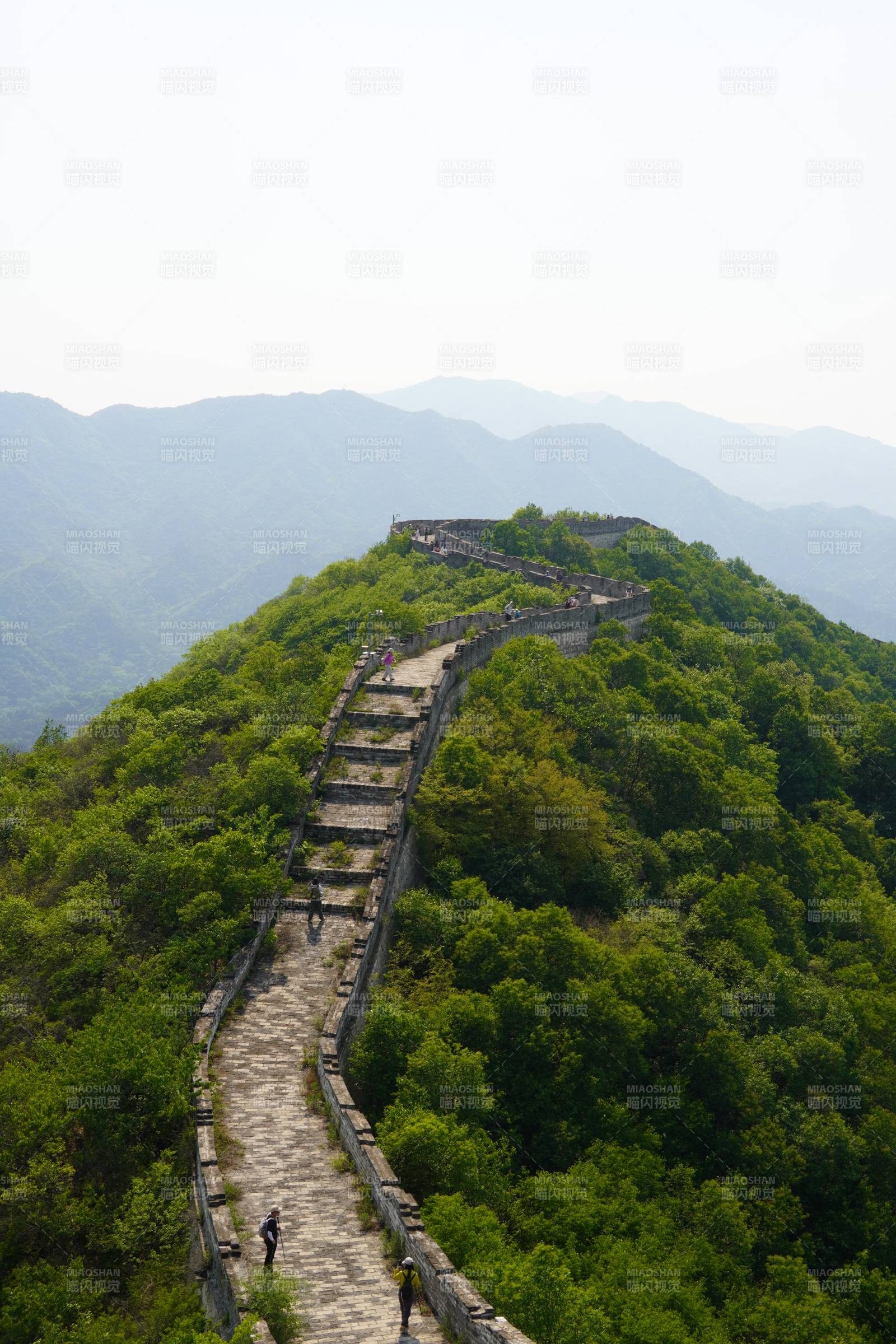 長城蜿蜒山間