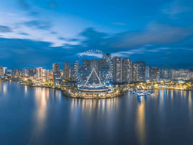 夜色下的福州晋安湖摩天轮与城市倒影