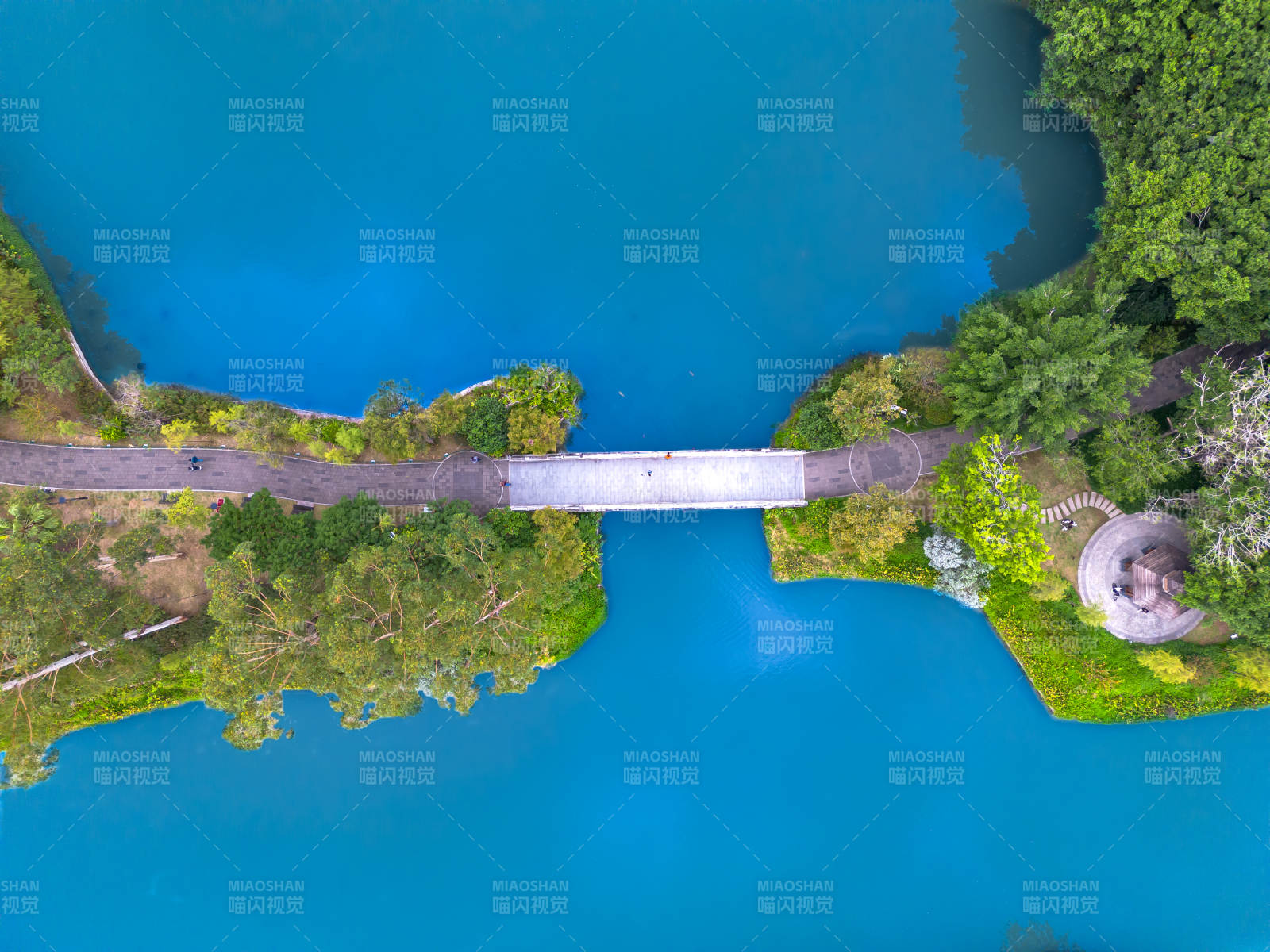 福州溫泉公園湖上橋梁連接兩岸