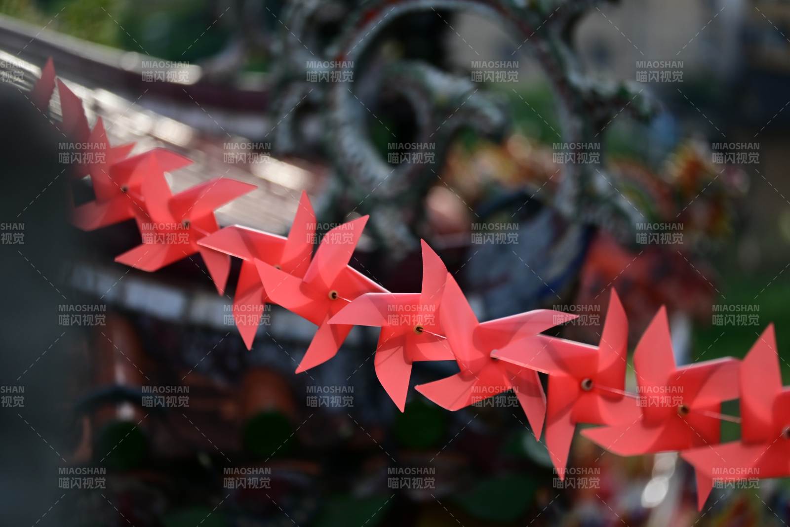 紅色風(fēng)車串裝飾