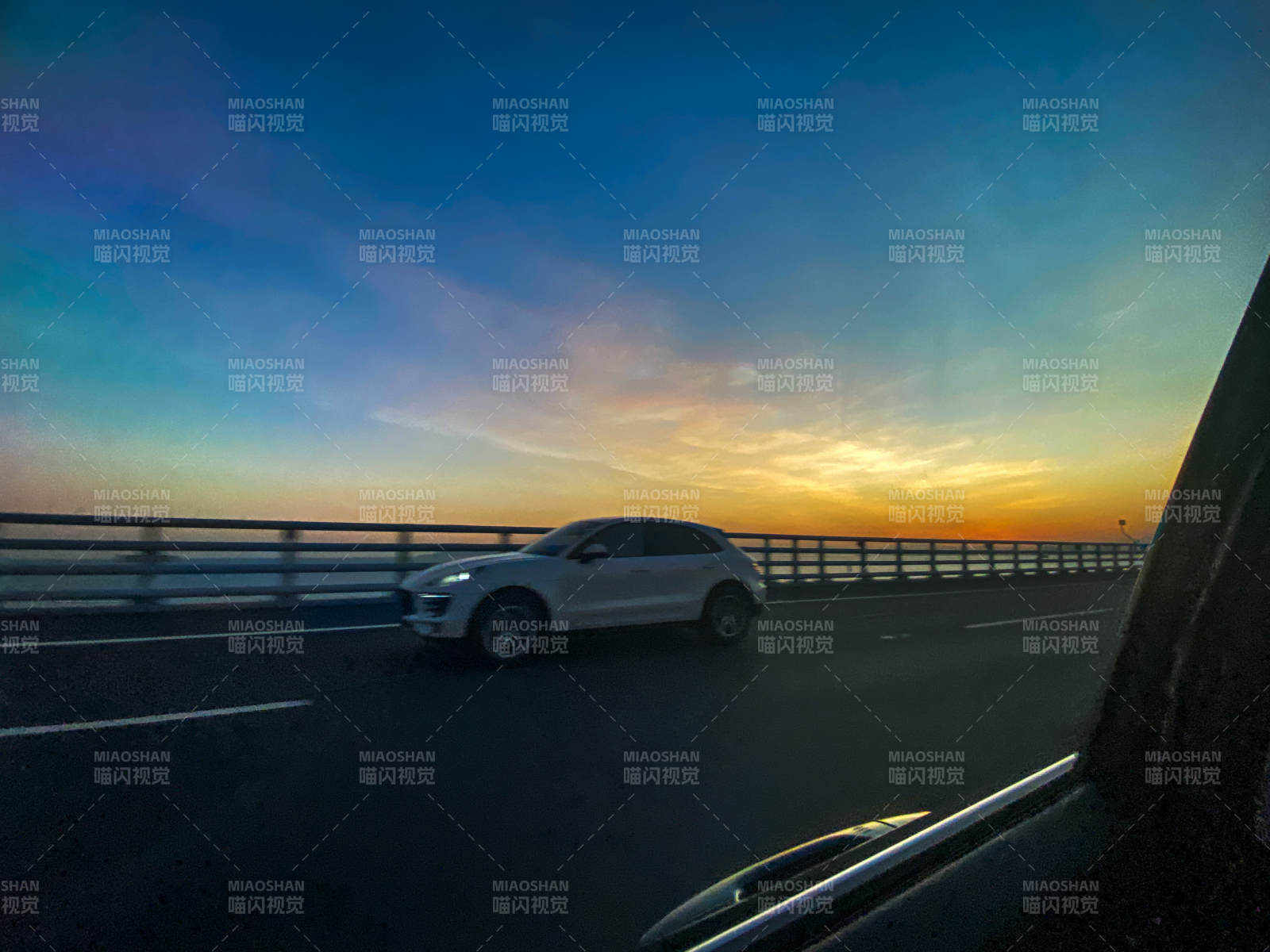 夕陽下的高速路