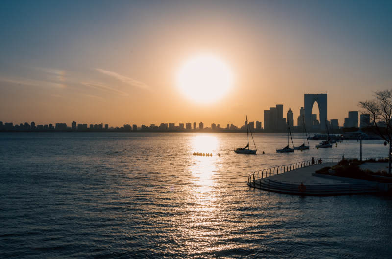 夕阳下的城市剪影