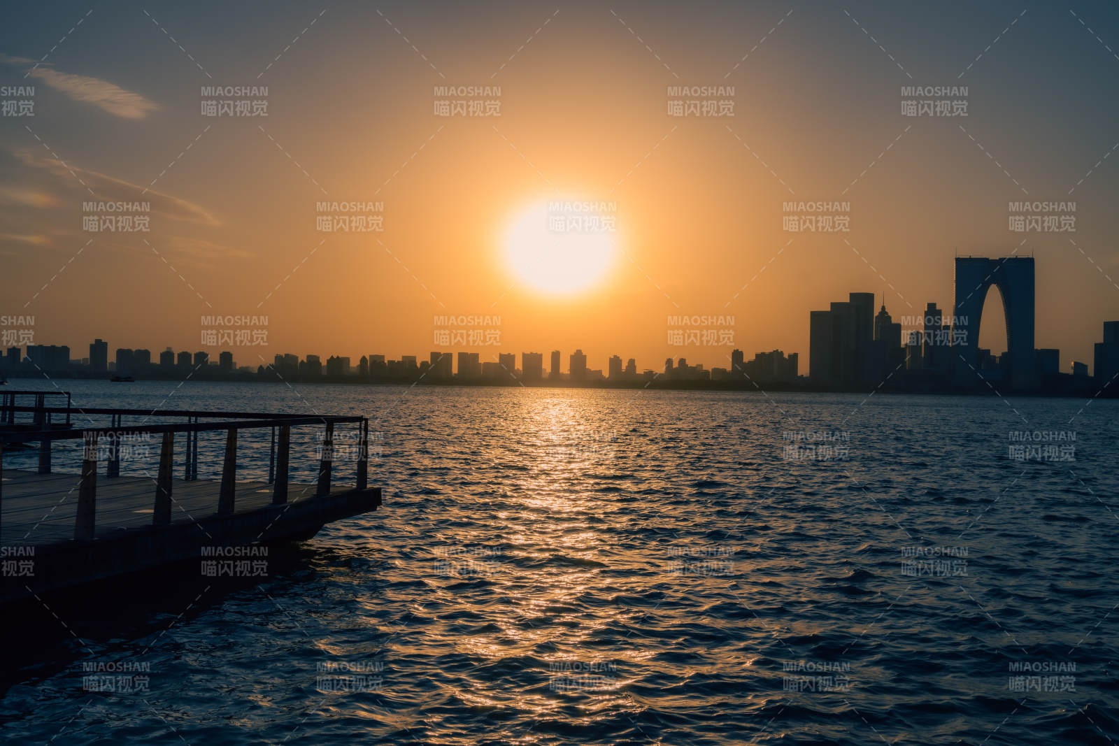 湖畔夕陽映城市剪影