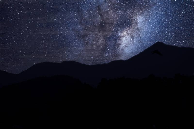 星空下的山影