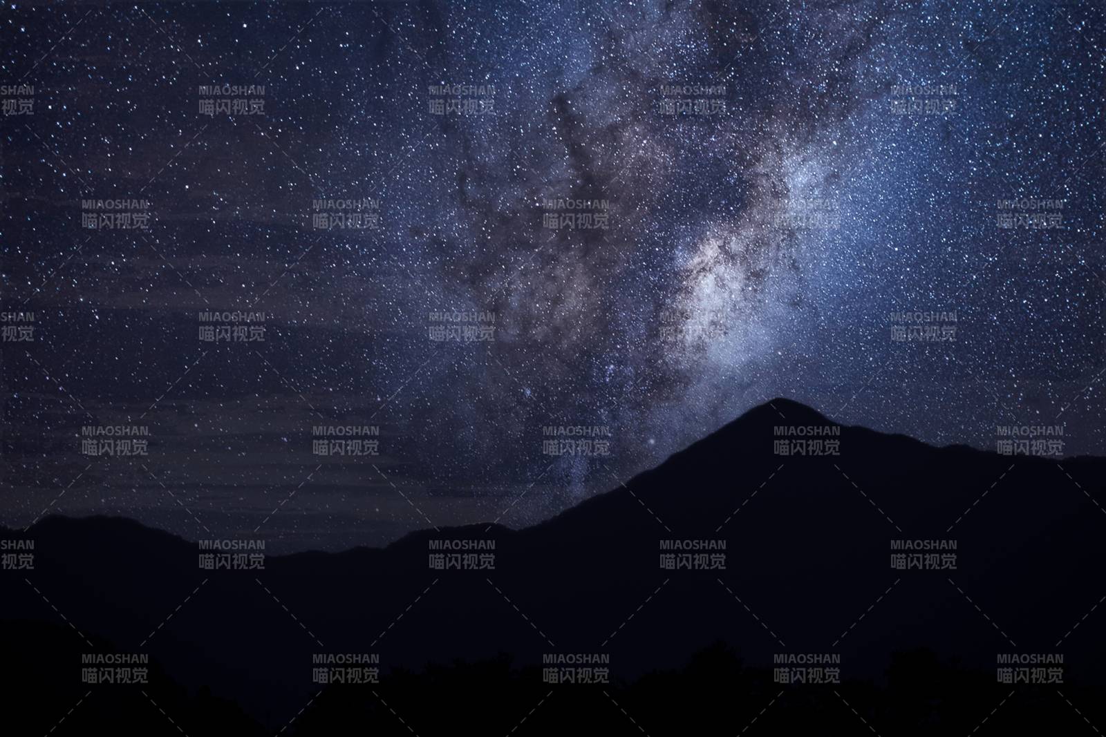 星空下的山影