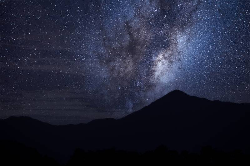 星空下的山影