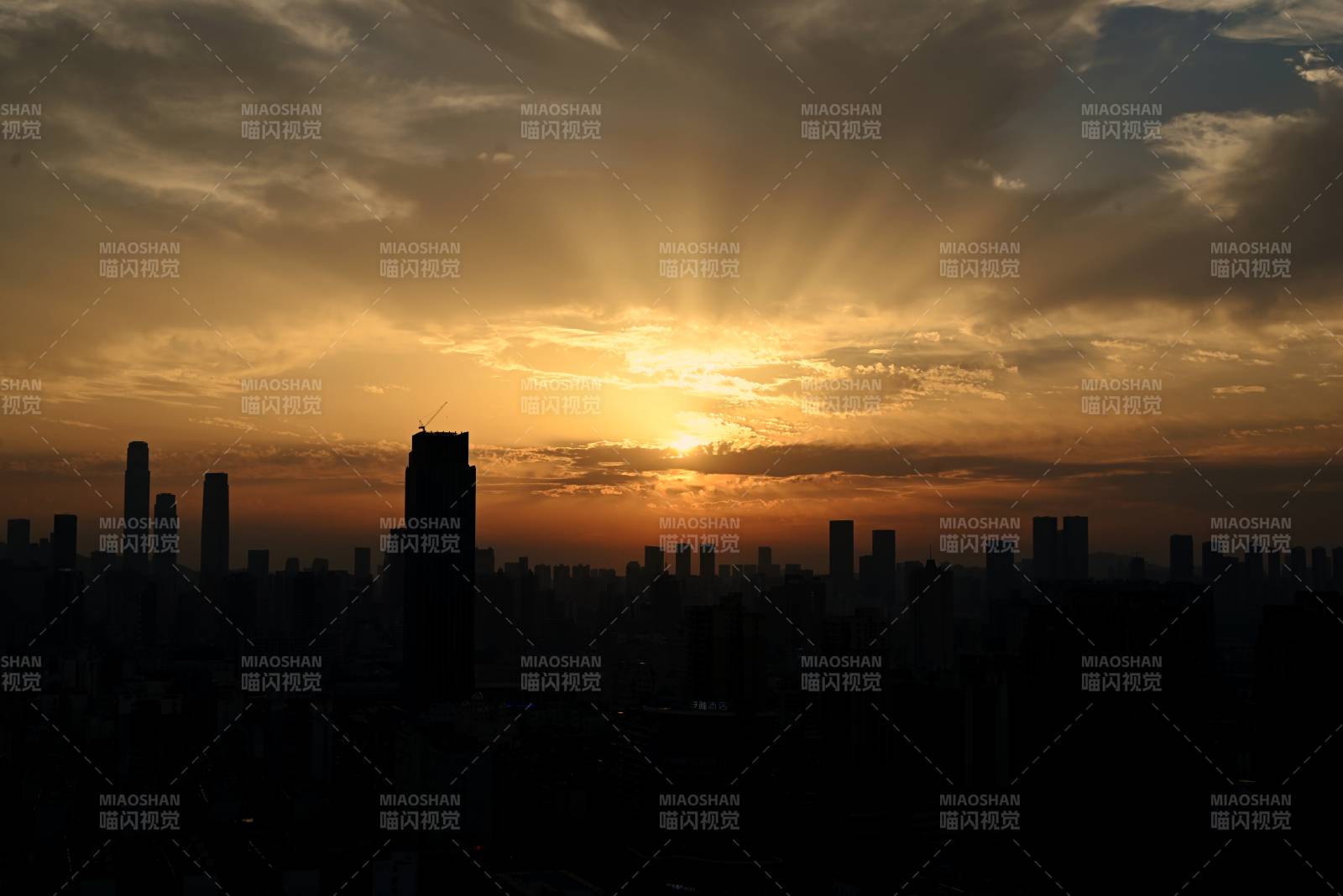 城市剪影日落