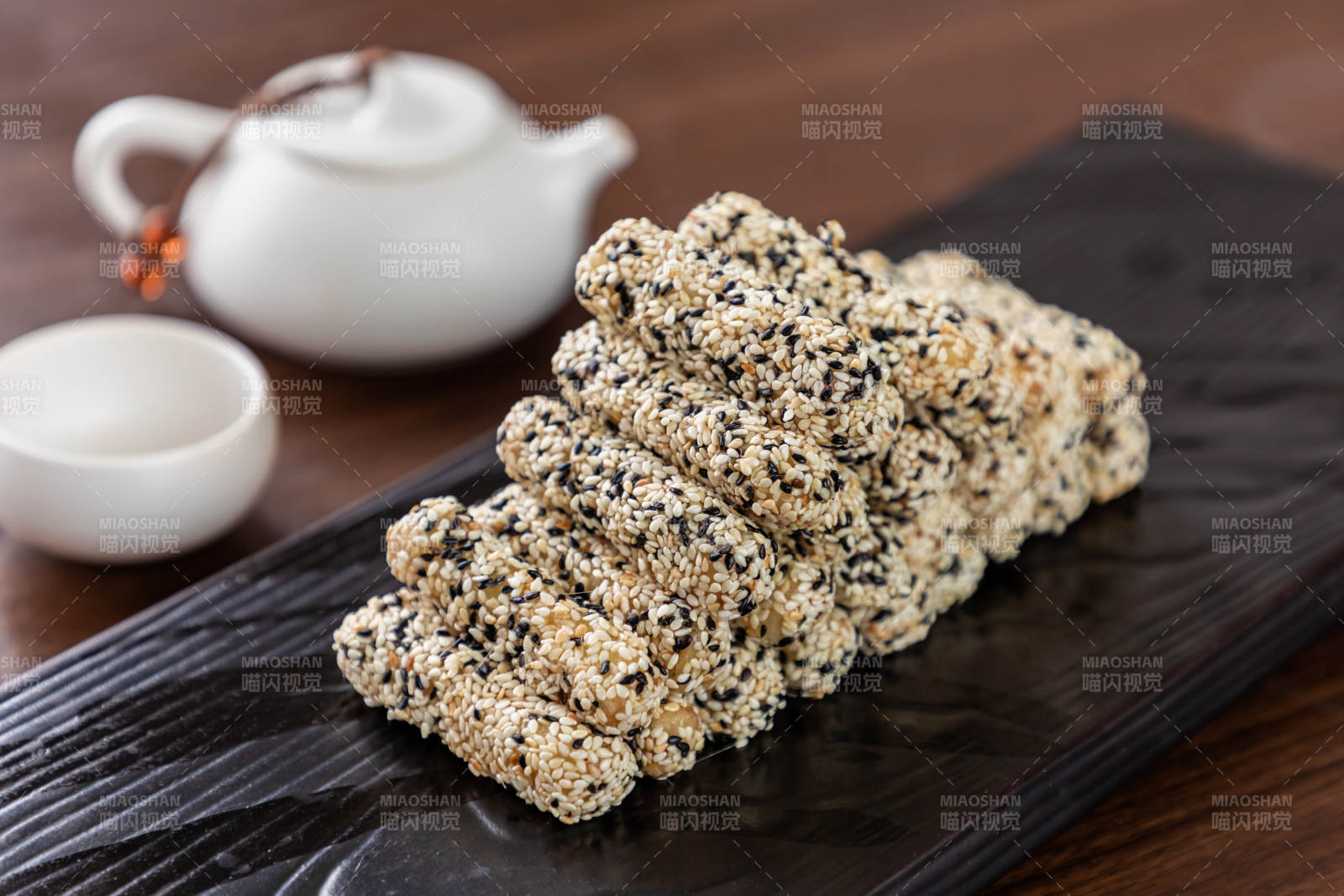 芝麻糖條與茶具