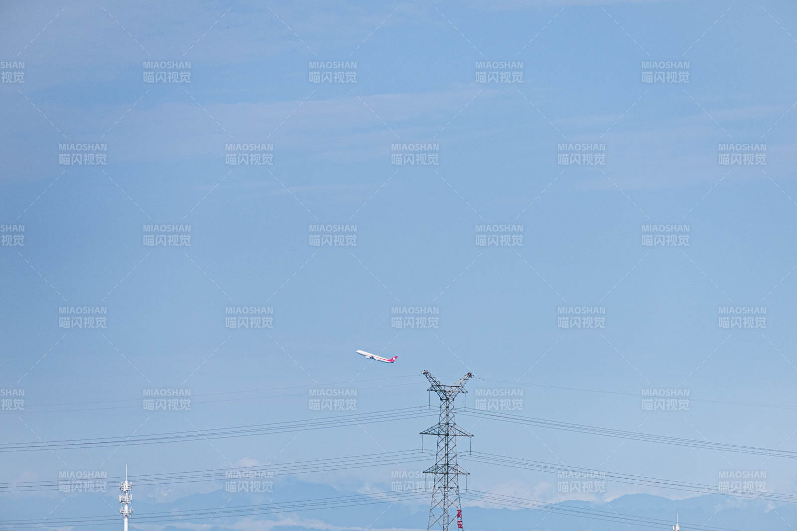 飛機飛越電線塔