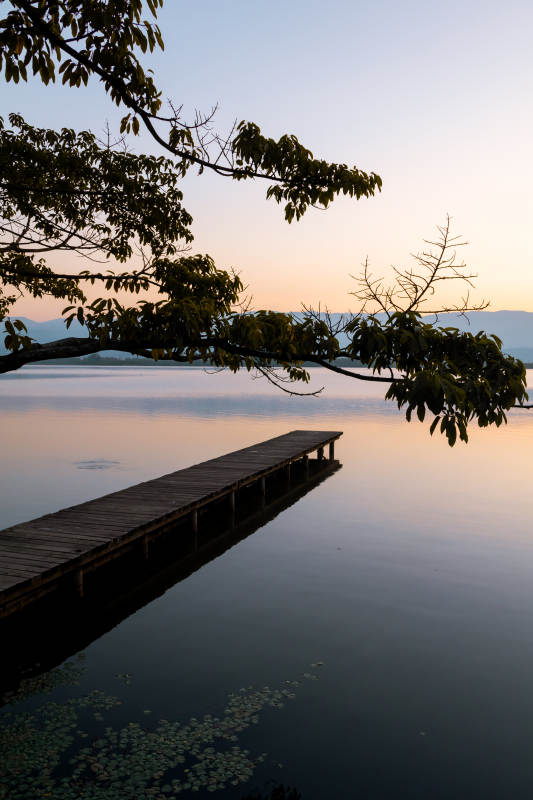 湖畔夕阳码头