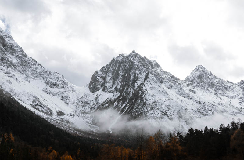雪山云雾