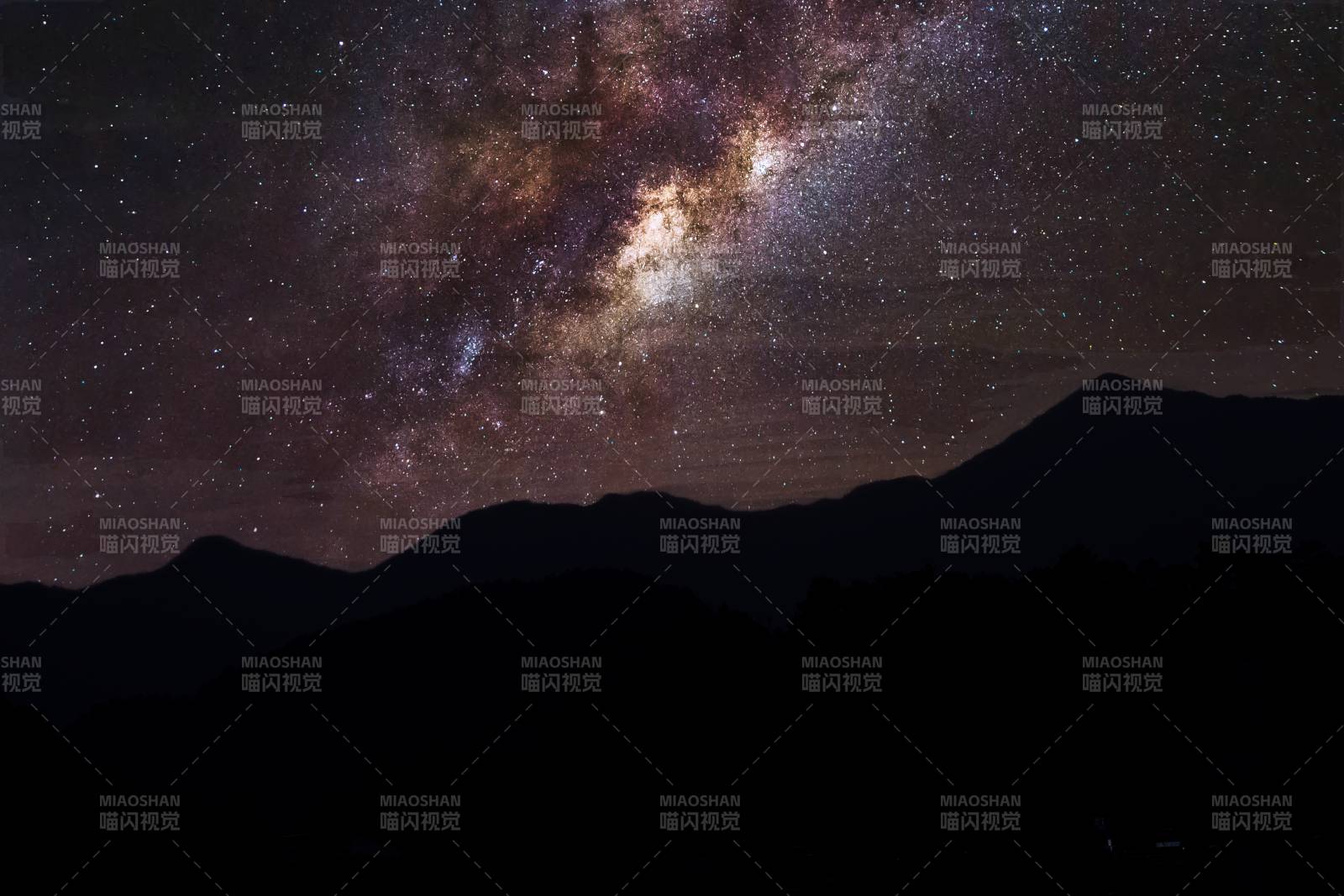 星空下的山影