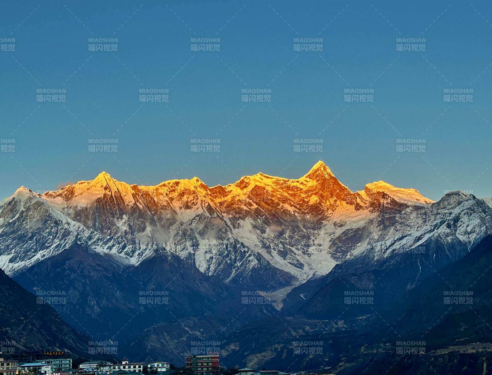金色雪山