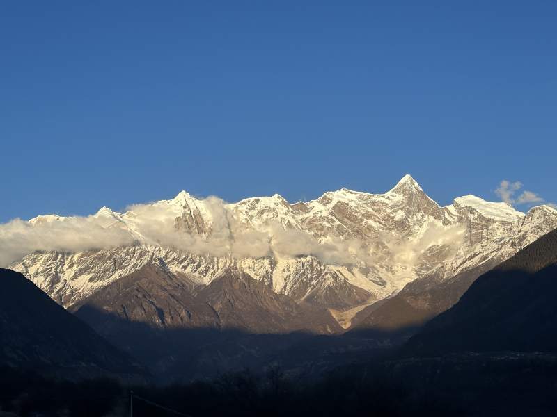 雪峰巍峨 藍天映襯