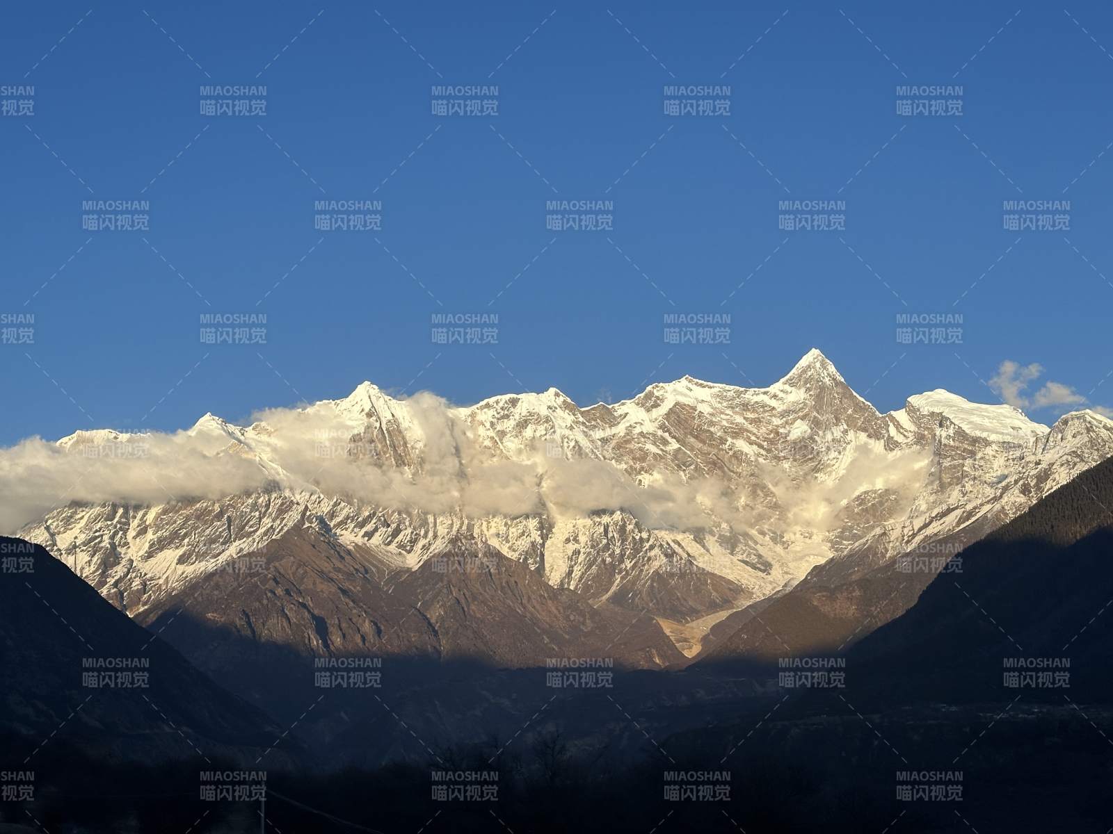 雪峰巍峨 藍天映襯