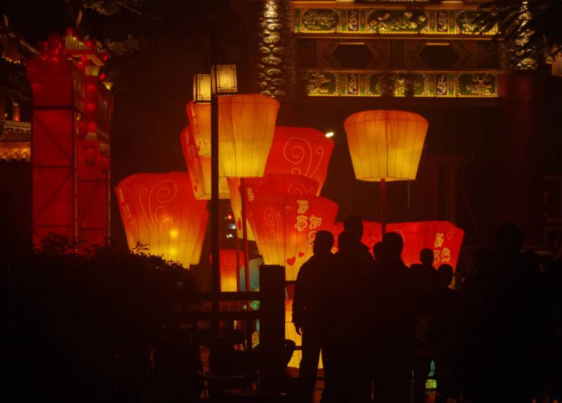 夜市燈籠人影幢