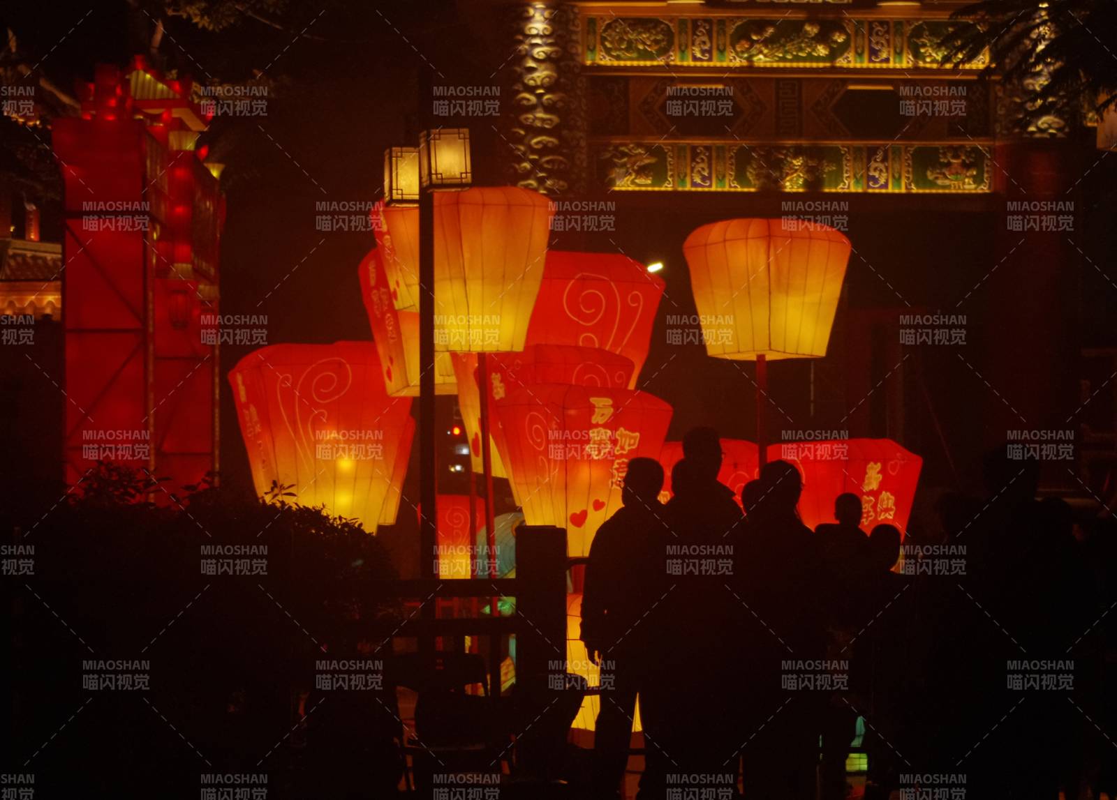 夜市燈籠人影幢