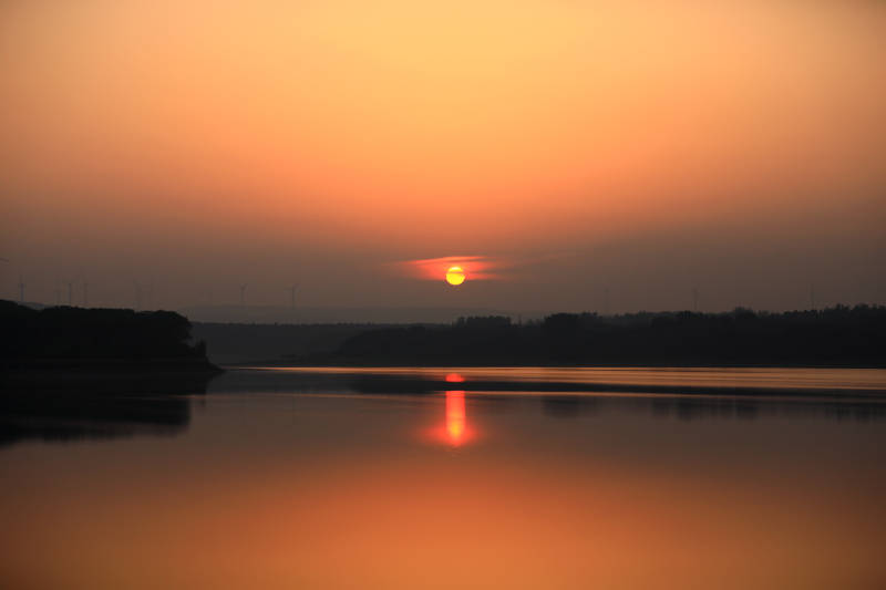 湖面夕陽映照