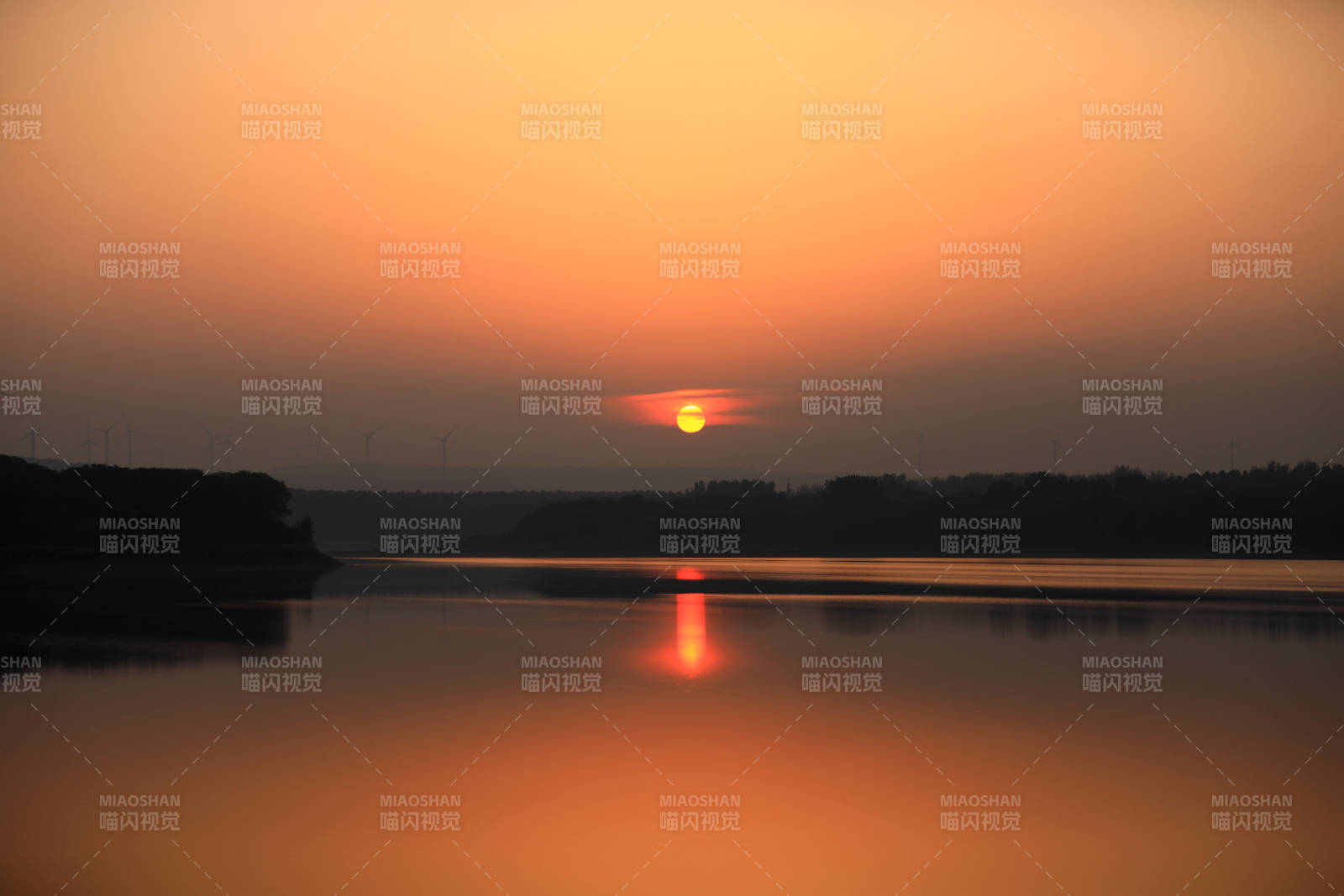 湖面夕陽映照