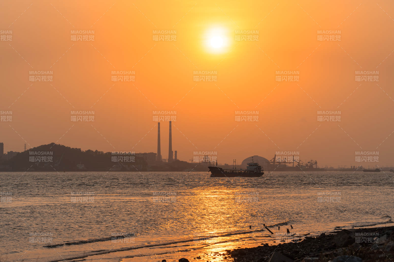 夕陽下的工業海岸線