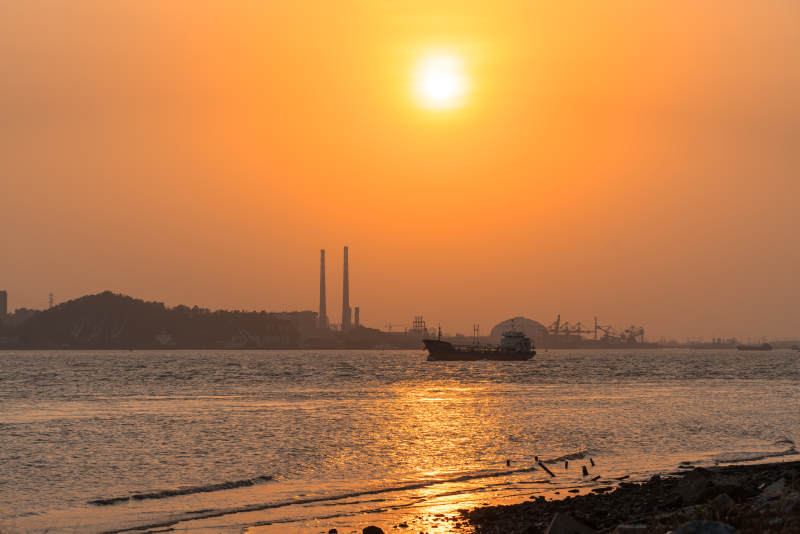 夕陽下的工業海岸線