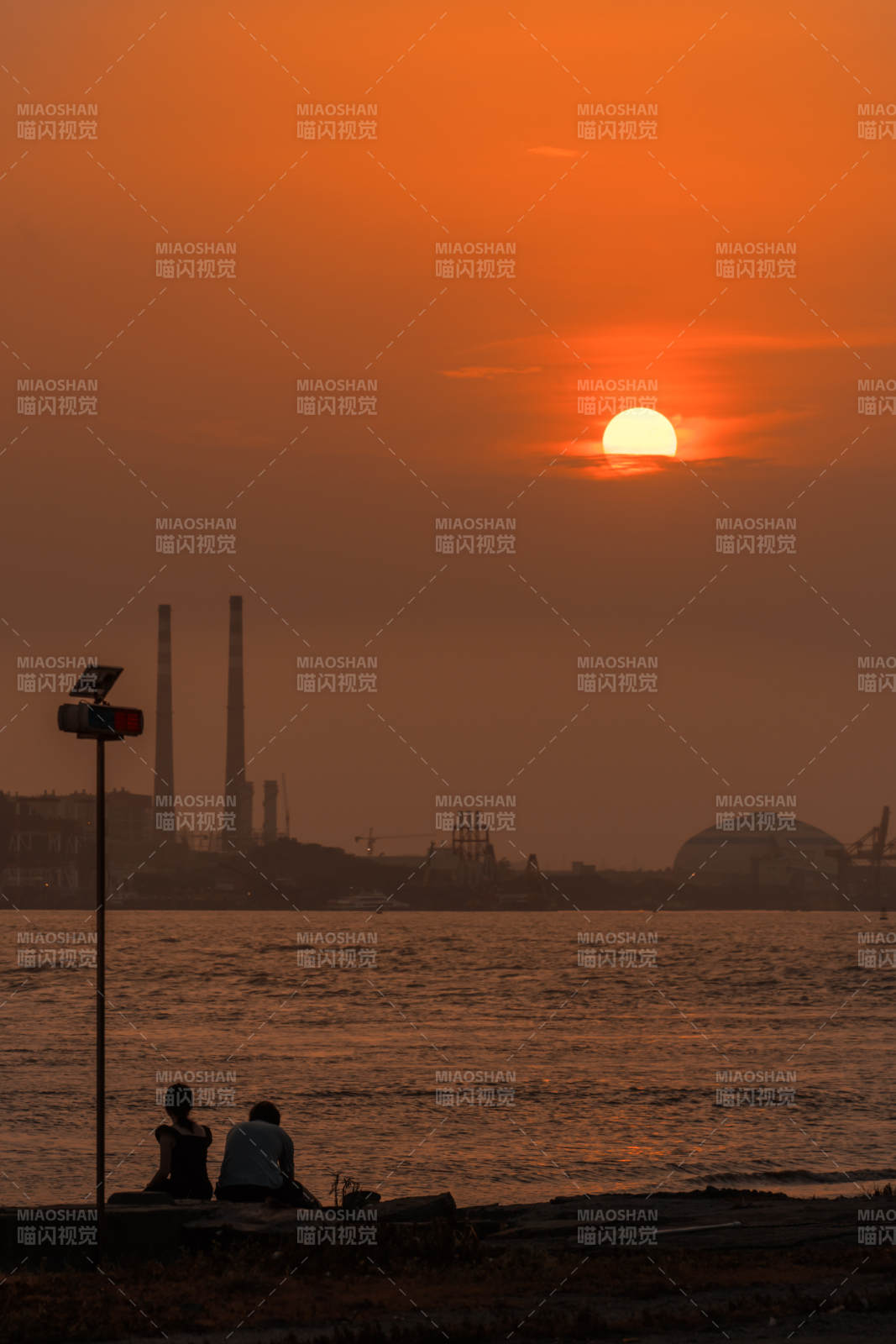 夕陽下的工業(yè)風景