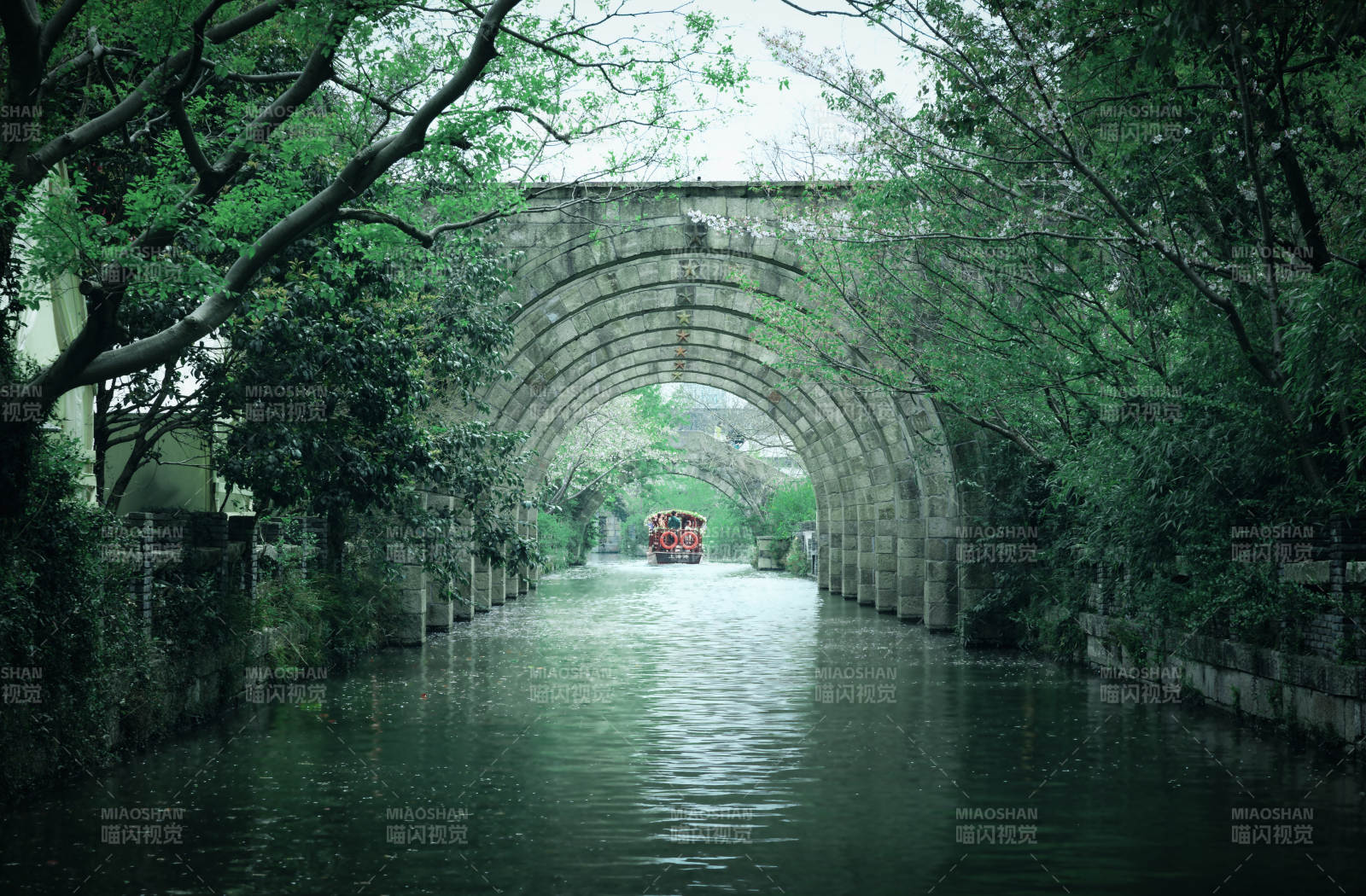 江南水鄉(xiāng)古橋游船