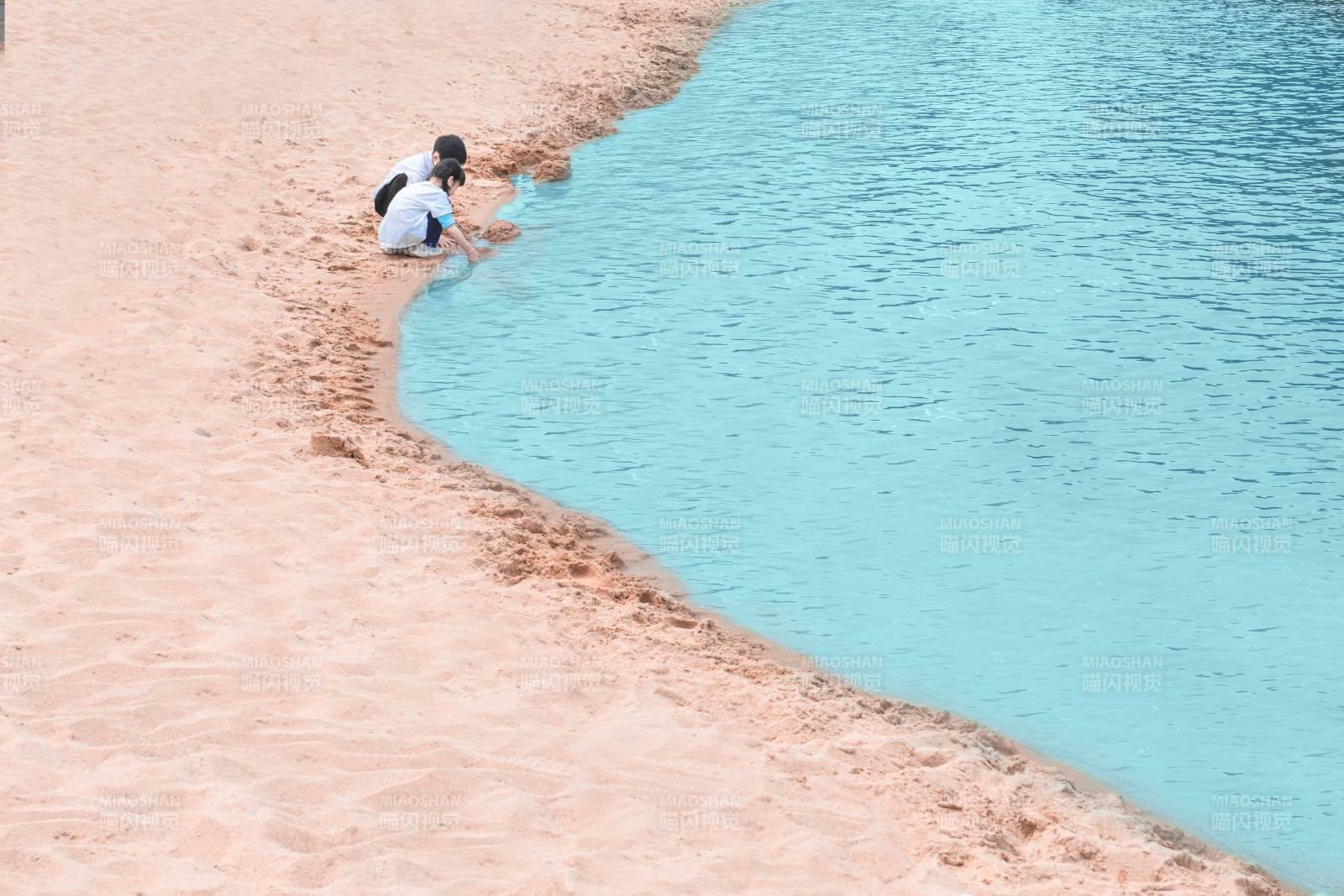 沙灘戲水童趣多