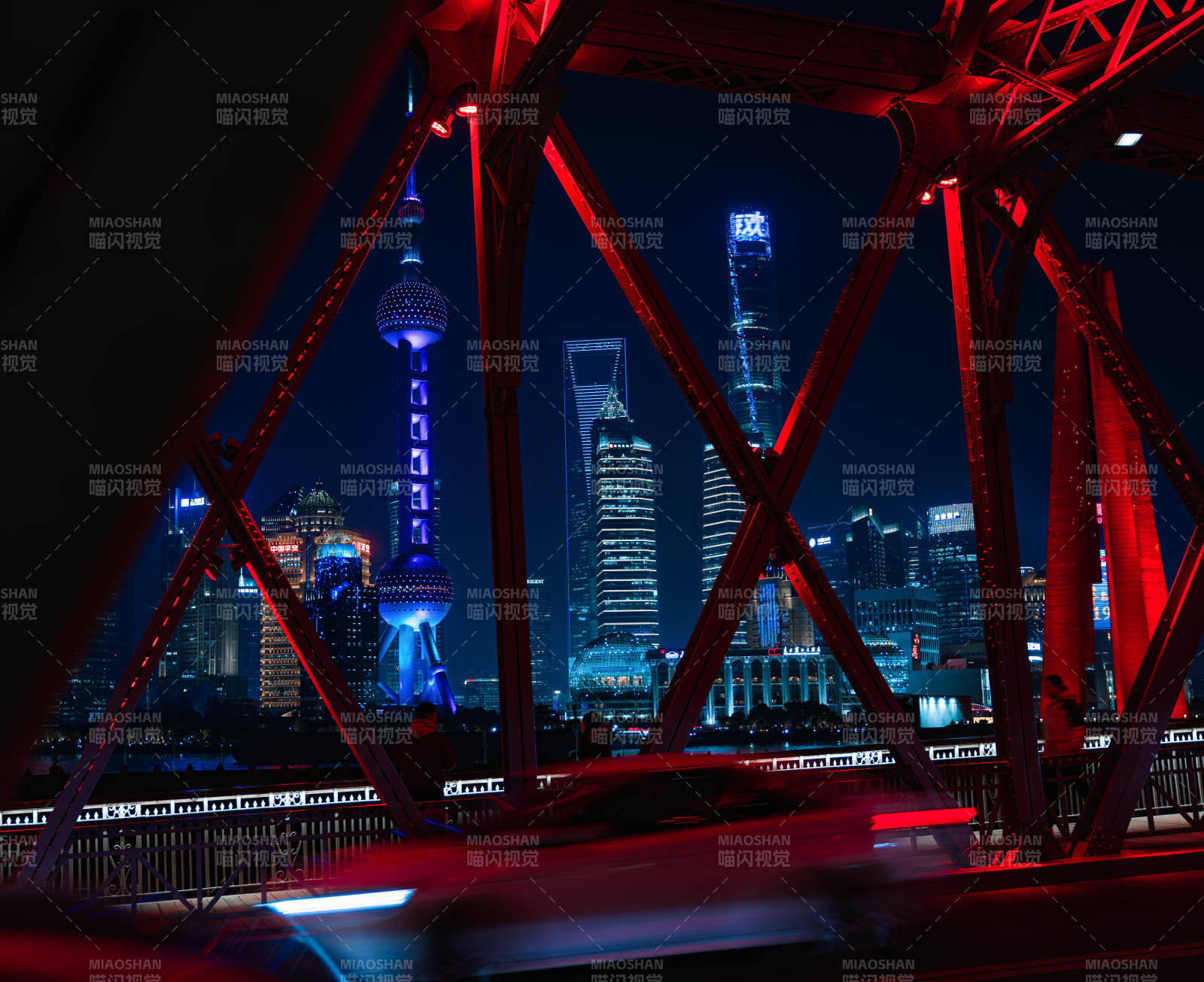夜幕下的城市剪影