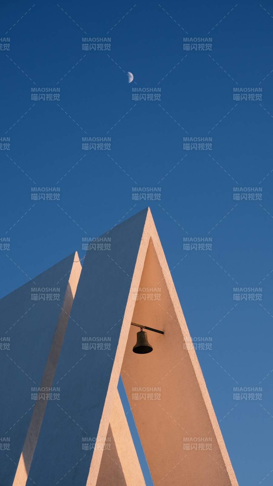 教堂尖塔與月亮