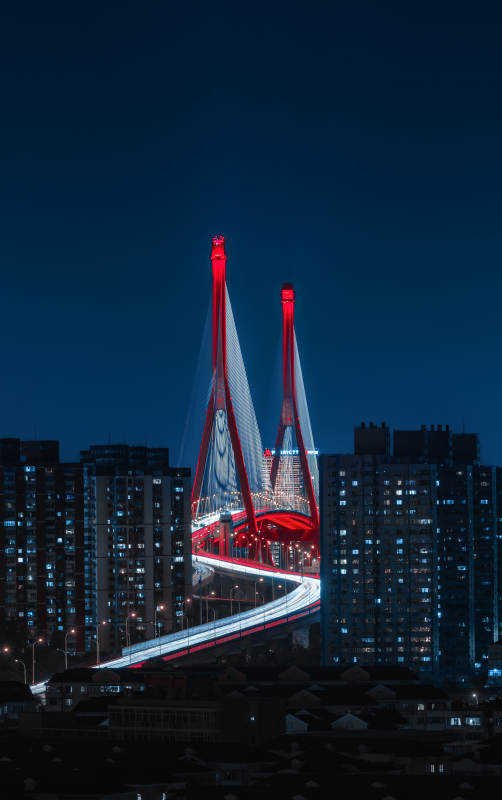 夜色中的紅色大橋