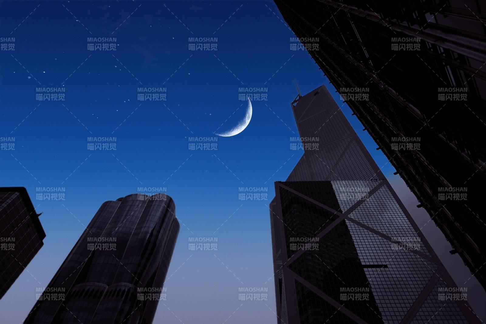 都市夜空中的新月