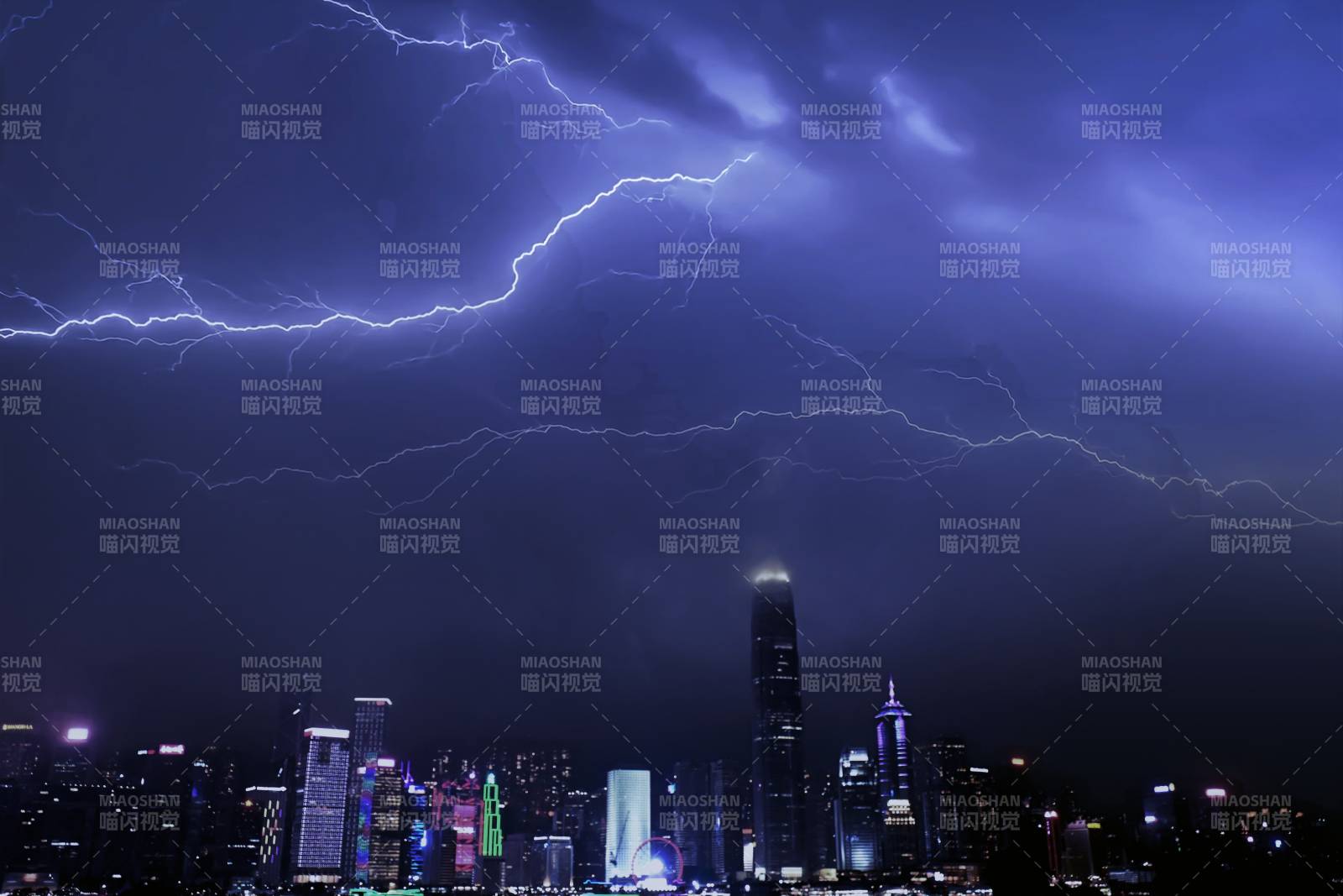 雷電交加的香港城市夜景